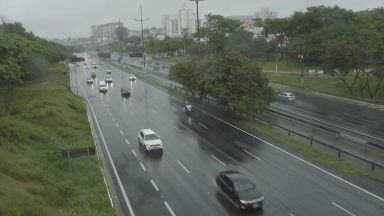 É grande a movimentação de saída nas estradas de SP para o feriadão