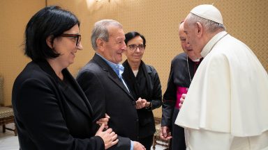 Papa Francisco encontra família de padre assassinado na Itália