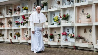No dia 2, Papa reza pelos finados no Campo Santo Teutônico
