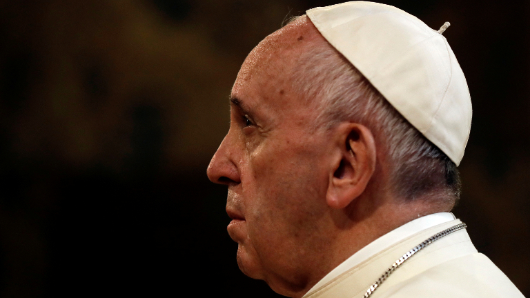 papa francisco sério rezando refletindo REUTERS Gregorio Borgia Pool Papa sobre as mulheres abusadas em casa: "problema quase satânico"