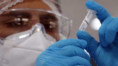 Reino Unido aprova vacina Pfizer/BioNTech contra Covid-19