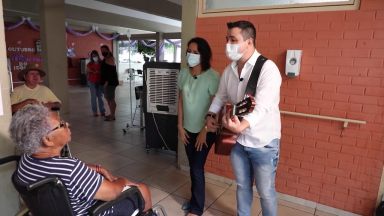 Musicoterapia ajuda a saúde mental de grupo de idosos em Goiânia