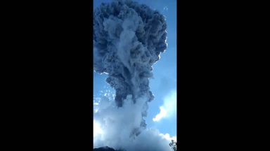Vulcão em erupção obriga milhares a fugir da Indonésia
