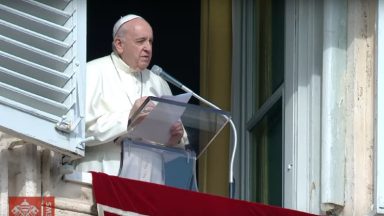 Papa no Angelus: repetir sempre ao coração que