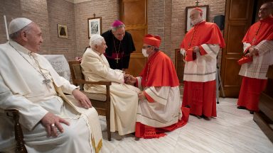 Papa Francisco e novos cardeais visitam o Papa Emérito Bento XVI