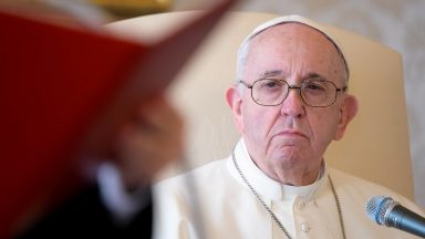 A oração do cristão anda de mãos dadas com a fé, afirma Papa