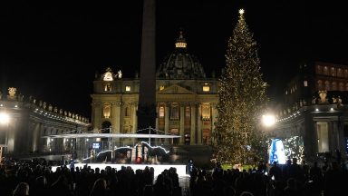 Vaticano inaugura árvore de Natal e presépio na Praça São Pedro
