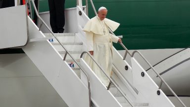 Após visitar Hungria e Eslováquia, Papa Francisco chega a Roma