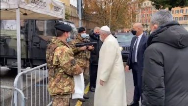De surpresa, Papa saúda militares que protegem o Vaticano