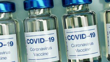 EUA devem iniciar nesta segunda-feira a vacinação contra Covid-19