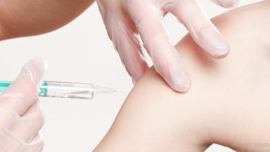 União Europeia inicia vacinação em massa contra covid-19