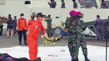 Autoridades encontram caixa-preta de avião que caiu na Indonésia