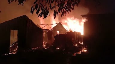 Incêndio destrói casas de milhares em campo de refugiados em Rohingya