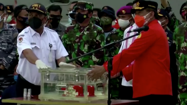 Indonésia recupera caixa preta do avião da Sriwijaya Air que caiu