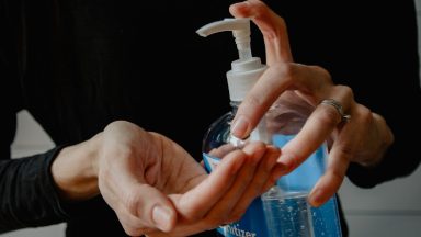 Máscara e álcool gel: médico reforça cuidados mesmo com vacina