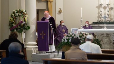 Papa participa do funeral do seu médico, Dr. Soccorsi