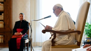 Nos momentos difíceis, ter a coragem de louvar a Deus, exorta Papa