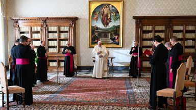 Papa Francisco reza por vítimas da pandemia em Manaus