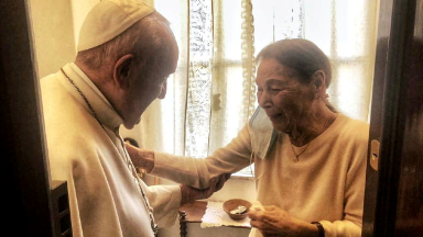 Papa visita Edith Bruck, sobrevivente de Auschwitz