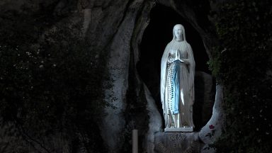 Padre incentiva oração a Nossa Senhora de Lourdes: entregar sofrimentos