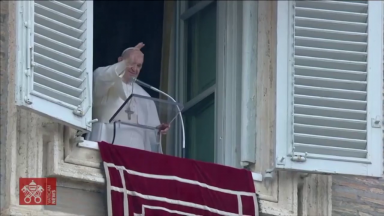 Papa volta a presidir a oração do Angelus da janela do palácio apostólico