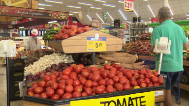 Preços dos alimentos continuam em alta, mesmo com inflação em queda