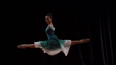 Vitória, a bailarina que não precisa de braços para embalar os sonhos