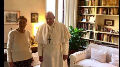 Papa Francisco visita escritora que sobreviveu ao Holocausto