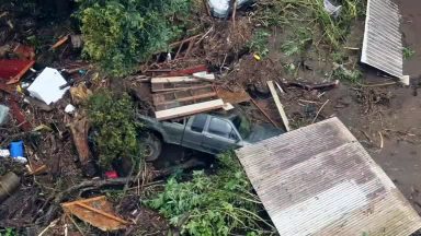 Havaí declara emergência após fortes enchentes e ordena evacuações