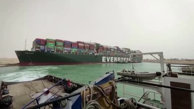 No Egito, navio de 224 mil toneladas segue atracado no Canal de Suez