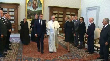 Papa Francisco e Emmanuel Macron conversam ao telefone