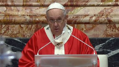 Na Via-Sacra cotidiana, Papa pede compaixão com os mais necessitados
