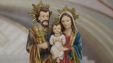 Sagrada Família irradia luz para cada família, lembra Papa no twitter