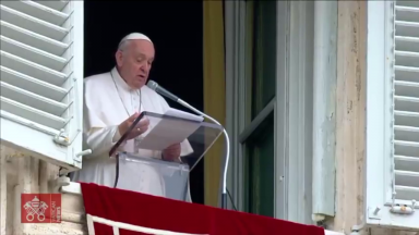 Durante o Angelus, Papa fala sobre o ano da família Amoris Laetitia