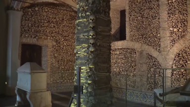 Em Portugal, conheça a Capela dos Ossos de Évora: um lugar de reflexão