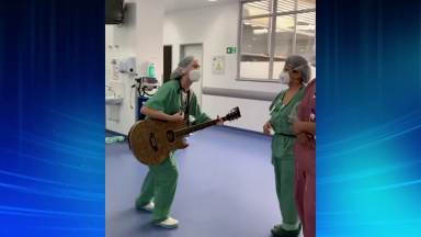 Médica canta e encanta pacientes que estão internados com Covid-19