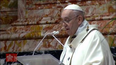 Papa preside a missa dos santos óleos na Basílica de São Pedro