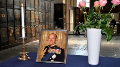 Com honras militares, príncipe Philip é sepultado na Inglaterra