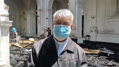 Padre de igrejas vandalizadas no Chile: reconstruir sem ódio; a fé vence