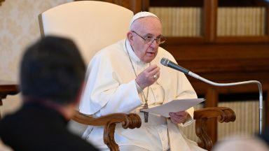 Enquanto houver oração, lâmpada da fé estará sempre acesa, diz Papa