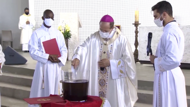 Em BH, Dom Walmor Oliveira celebra missa com bênção dos santos óleos