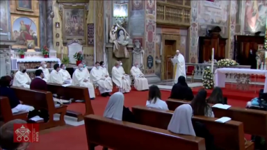 Papa celebra missa da Misericórdia em uma igreja de Roma