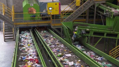 Lixo doméstico aumenta na pandemia e coleta seletiva também cresce