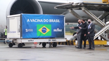Brasil recebe mais insumos para a fabricação de vacinas contra a covid