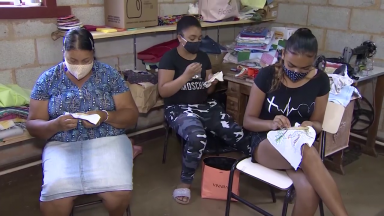 Grupo de artesãs enfrenta o desafio de trabalhar durante pandemia