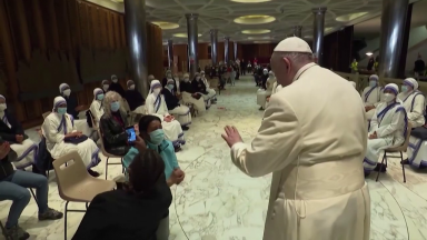 Papa faz visita surpresa aos mais pobres que esperavam pela vacina