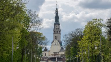 Terço pelo fim da pandemia no Santuário de Częstochowa na Polônia