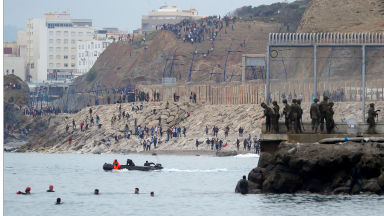 Exército espanhol é enviado a Ceuta para controlar entrada de migrantes