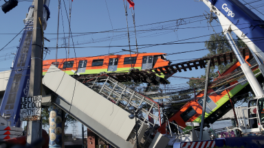 Trem na Cidade do México cai em avenida e deixa mortos e feridos