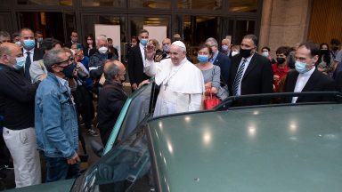 Papa Francisco se encontra com refugiados e sem-teto